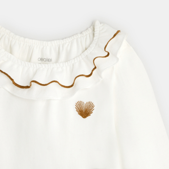 تيشيرت أبيض بياقة متموجة للفتيات الصغيرات